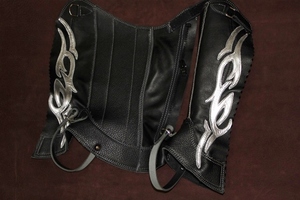 レッグチャップス　トライバル